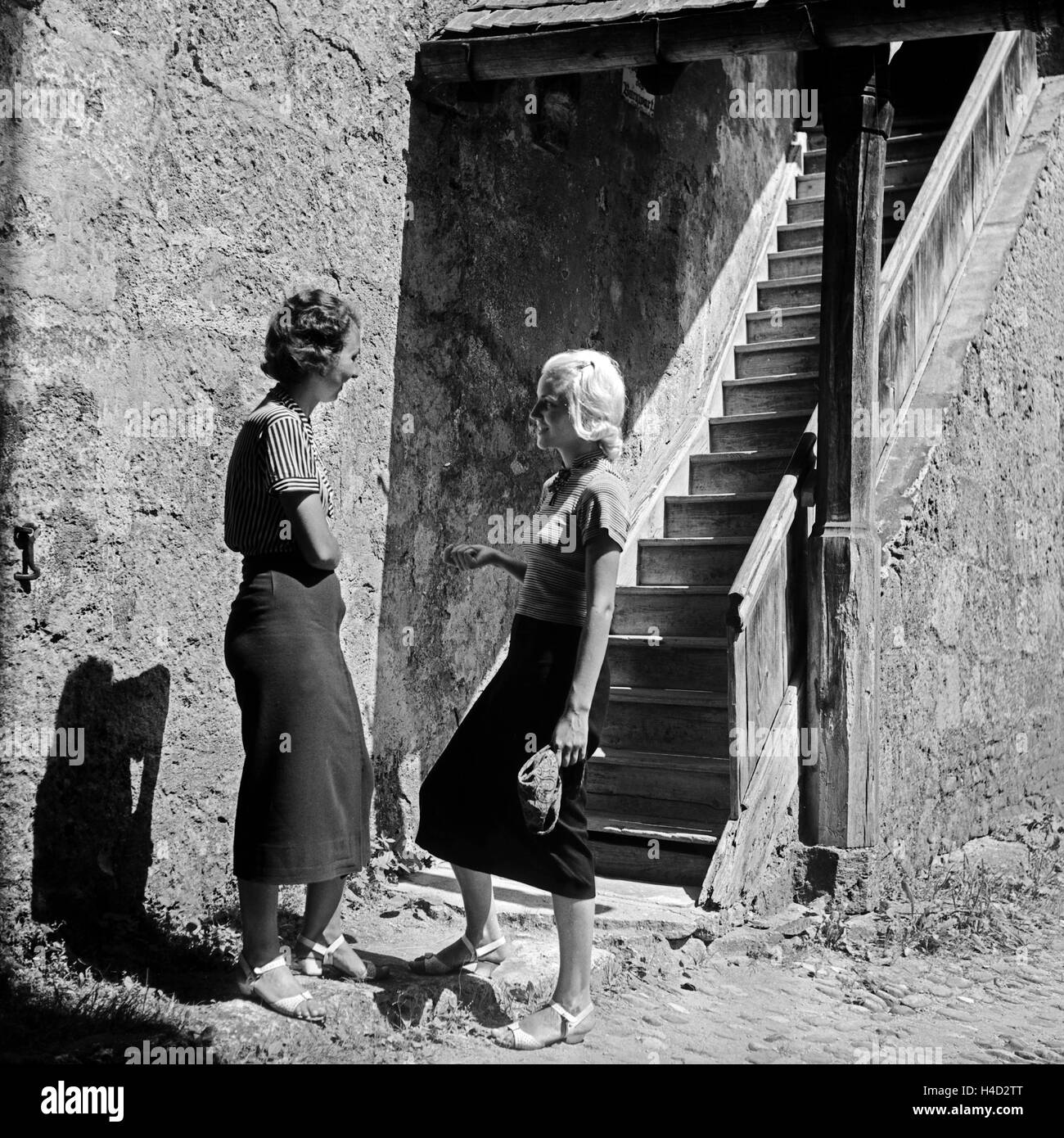 Zwei Frauen Unterhalten Sich ein Dr. Treppe Zu Einem Wehrgang in Burghausen, Deutschland, 1930er Jahre. Zwei Frauen im Chat an der Treppe zu einer alten Wehrgang in Burghausen, Deutschland der 1930er Jahre. Stockfoto