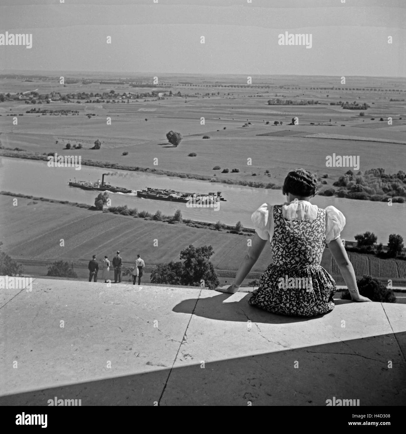 Eine Frau Sitzt Auf Den Stufen der Walhalla Bei Donaustauf Und Schaut ins Donautal, 1930er Jahre Deutschland. Eine Frau sitzen auf den Stufen der Gedenkstätte Walhalla in Donaustauf und gerade um das Donautal, Deutschland der 1930er Jahre. Stockfoto