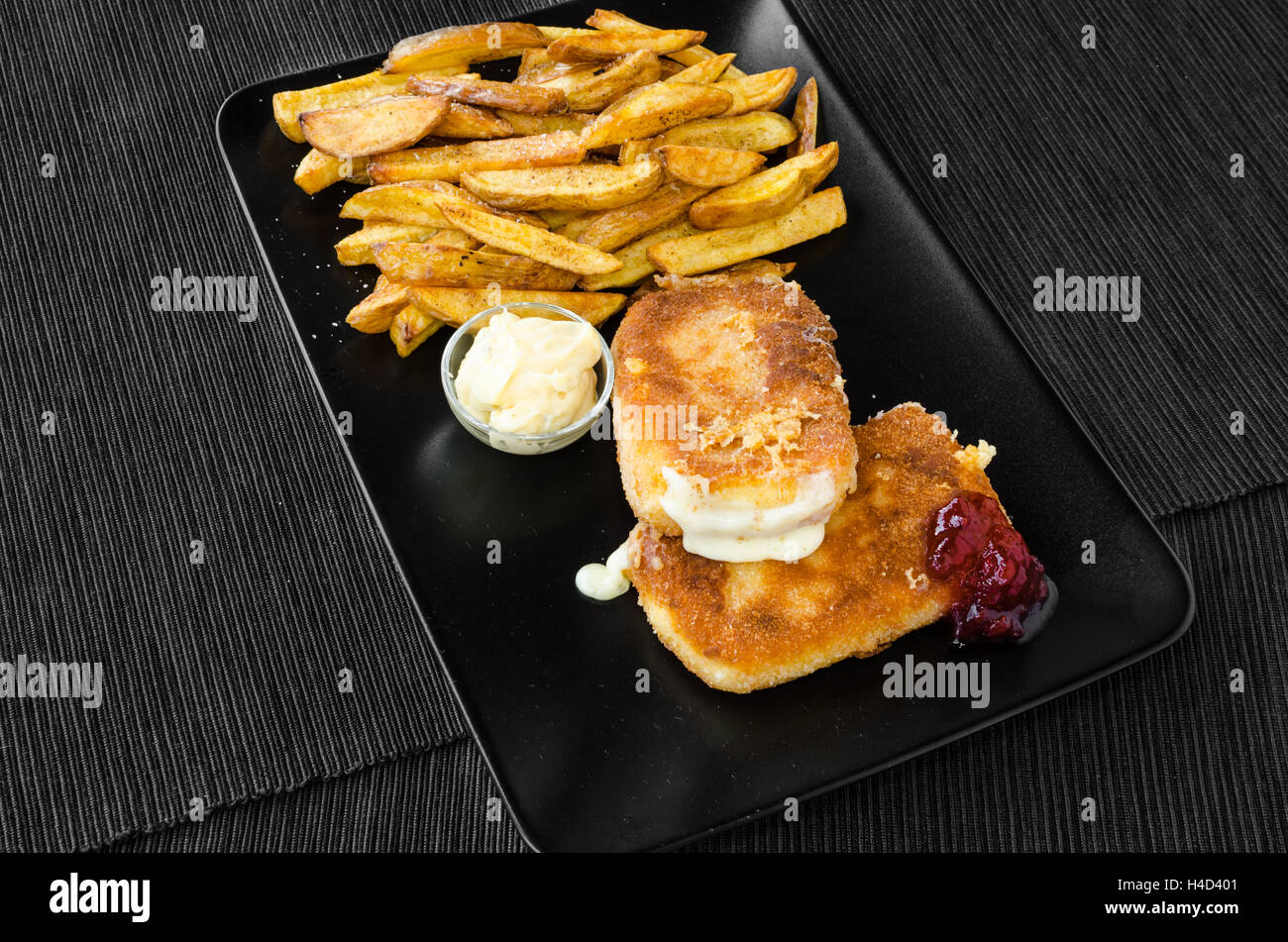 Panierter Käse mit hausgemachten Pommes Frites und mayonnaise Stockfoto