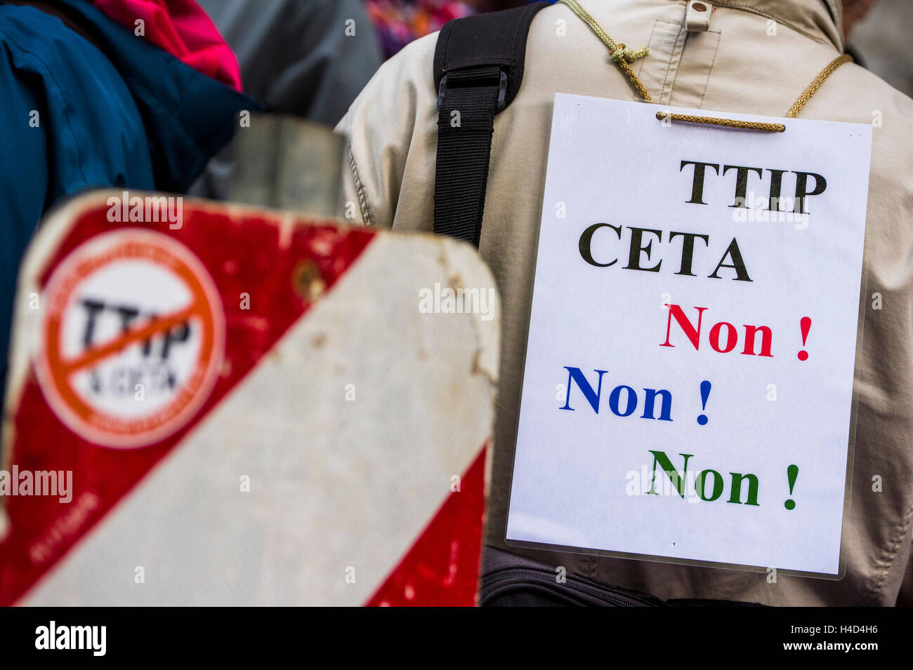 Abbildung Abbildung zeigt 'Stop CETA' Protestaktion vor dem wallonischen Parlament in Namur, gegen die TTIP (Transatlantic Trade and Investment Partnership) und CETA (umfassende Wirtschafts- und Handelsabkommen) Handelsabkommen zwischen der EU, USA und Kanada, Donnerstag, 13. Oktober 2016. BELGA FOTO LAURIE DIEFFEMBACQ Stockfoto