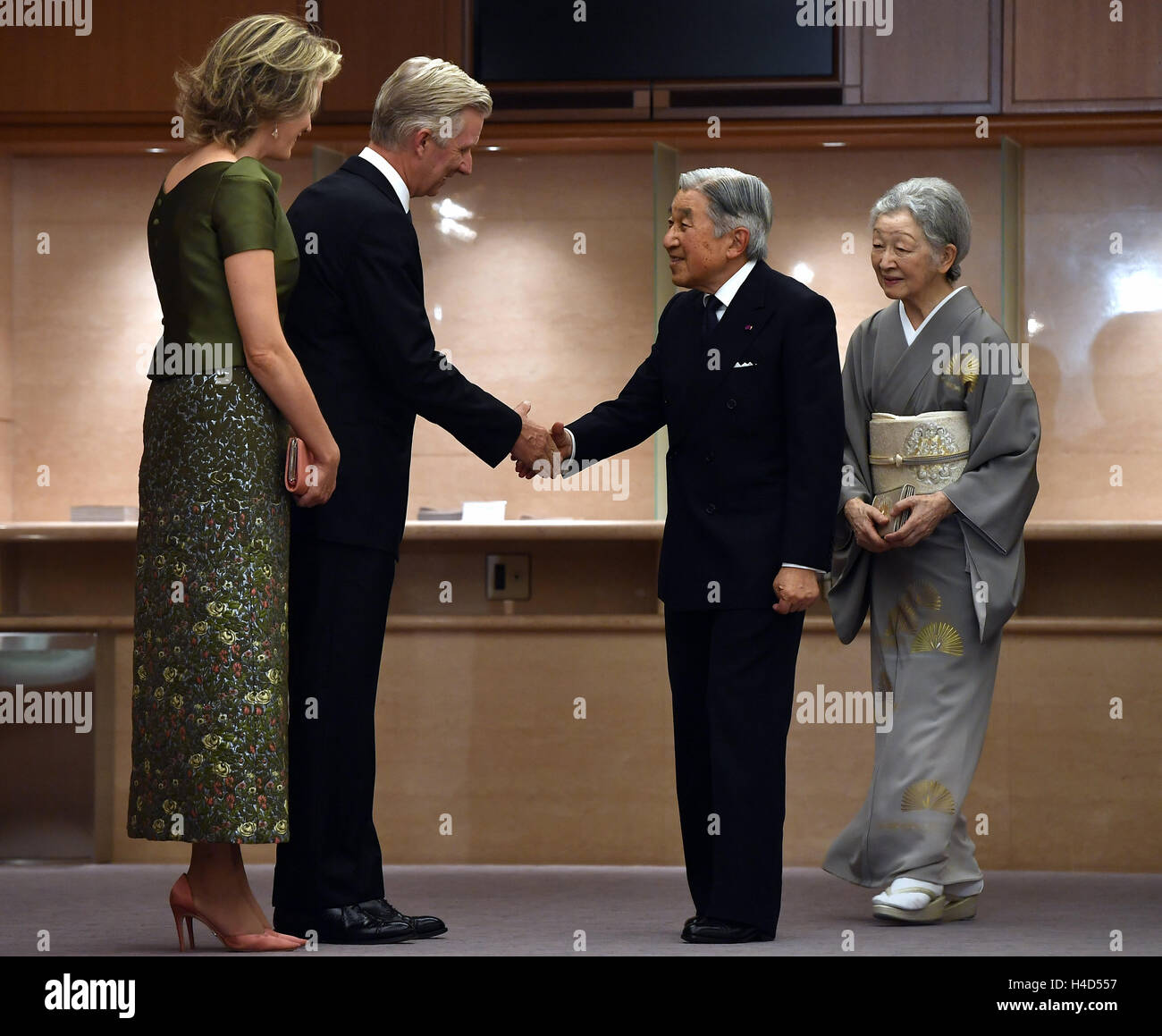 König Philippe - Filip Belgiens Königin Mathilde von Belgien, der japanische Kaiser Akihito und japanische Kaiserin Michiko abgebildet während der offiziellen belgischen Konzert am Tag vier der eines Staatsbesuches in Japan von der belgischen Königshaus, Donnerstag, 13. Oktober 2016, in Tokio, Japan. BELGA FOTO ERIC LALMAND Stockfoto