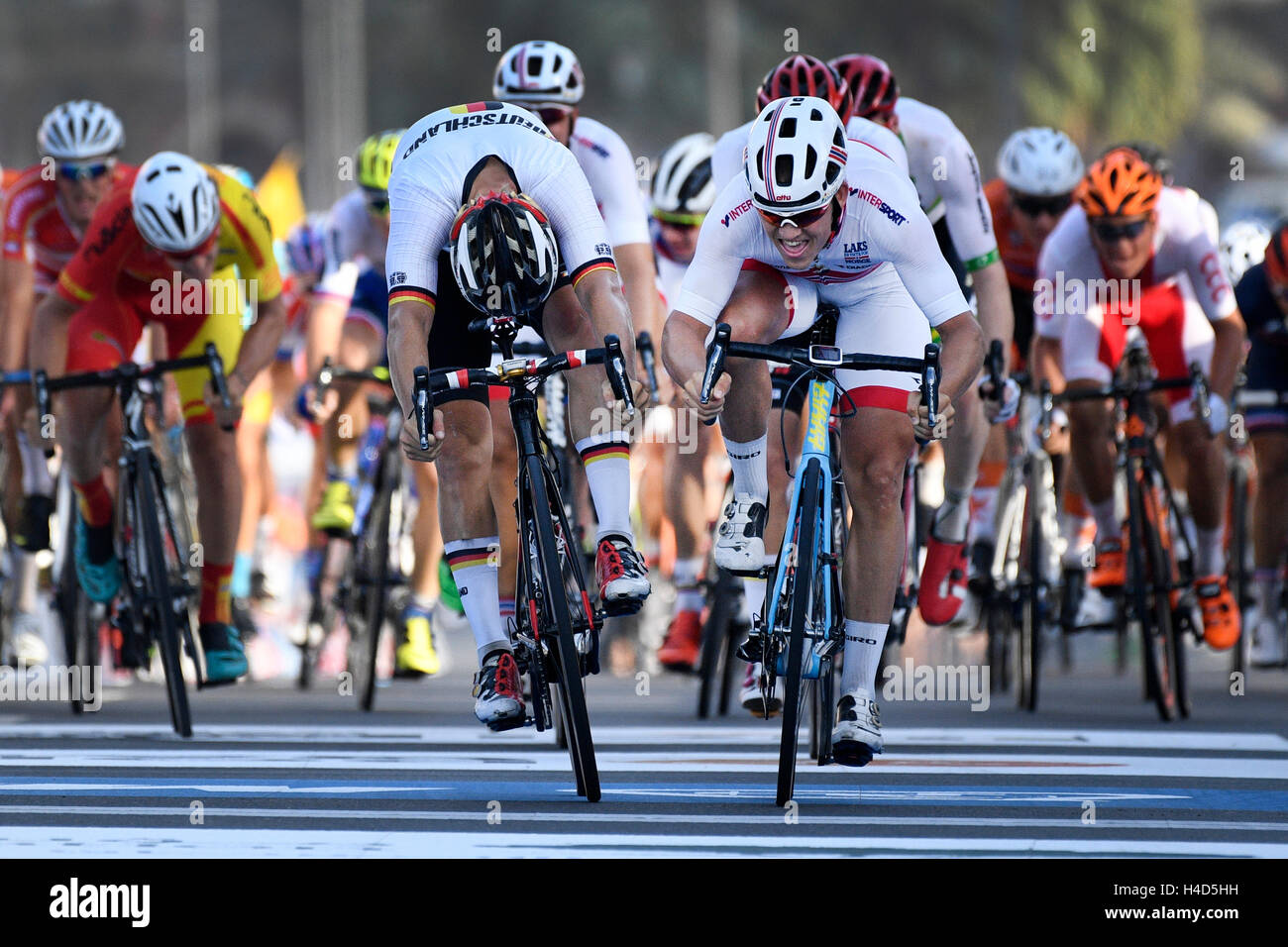 Norwegische Kristoffer Halvorsen (R) gewinnt vor der deutschen Pascal Ackermann (L) in den Männern U23 Straßenrennen bei den 2016 UCI Straßen Rad-WM in Doha, Katar, Donnerstag, 13. Oktober 2016. BELGA FOTO YORICK JANSENS Stockfoto