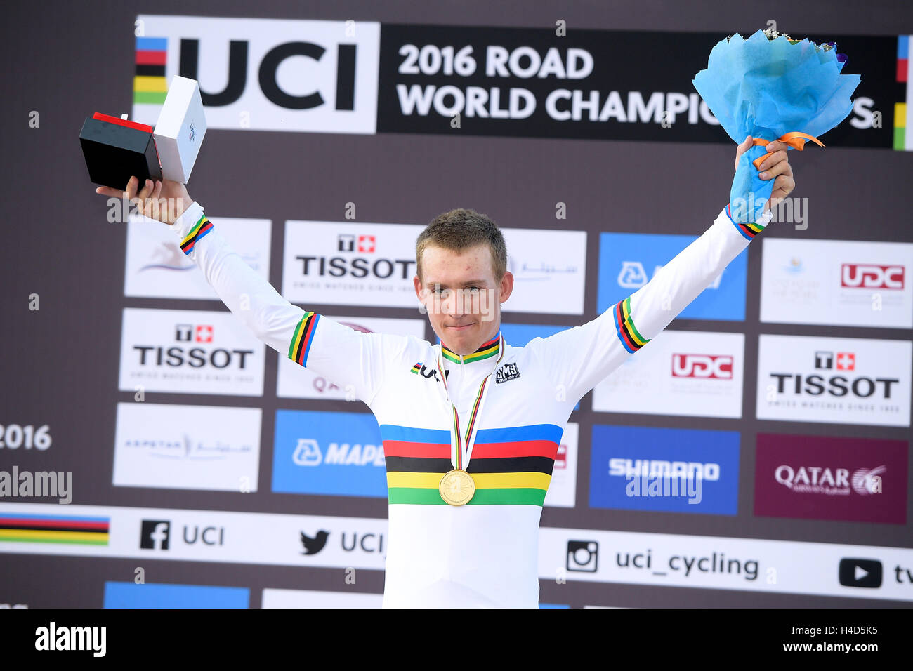 Norwegische Kristoffer Halvorsen feiert nach dem Sieg der Herren U23 Straßenrennen bei den 2016 UCI Straßen Rad-WM in Doha, Katar, Donnerstag, 13. Oktober 2016 auf dem Podium. BELGA FOTO YORICK JANSENS Stockfoto