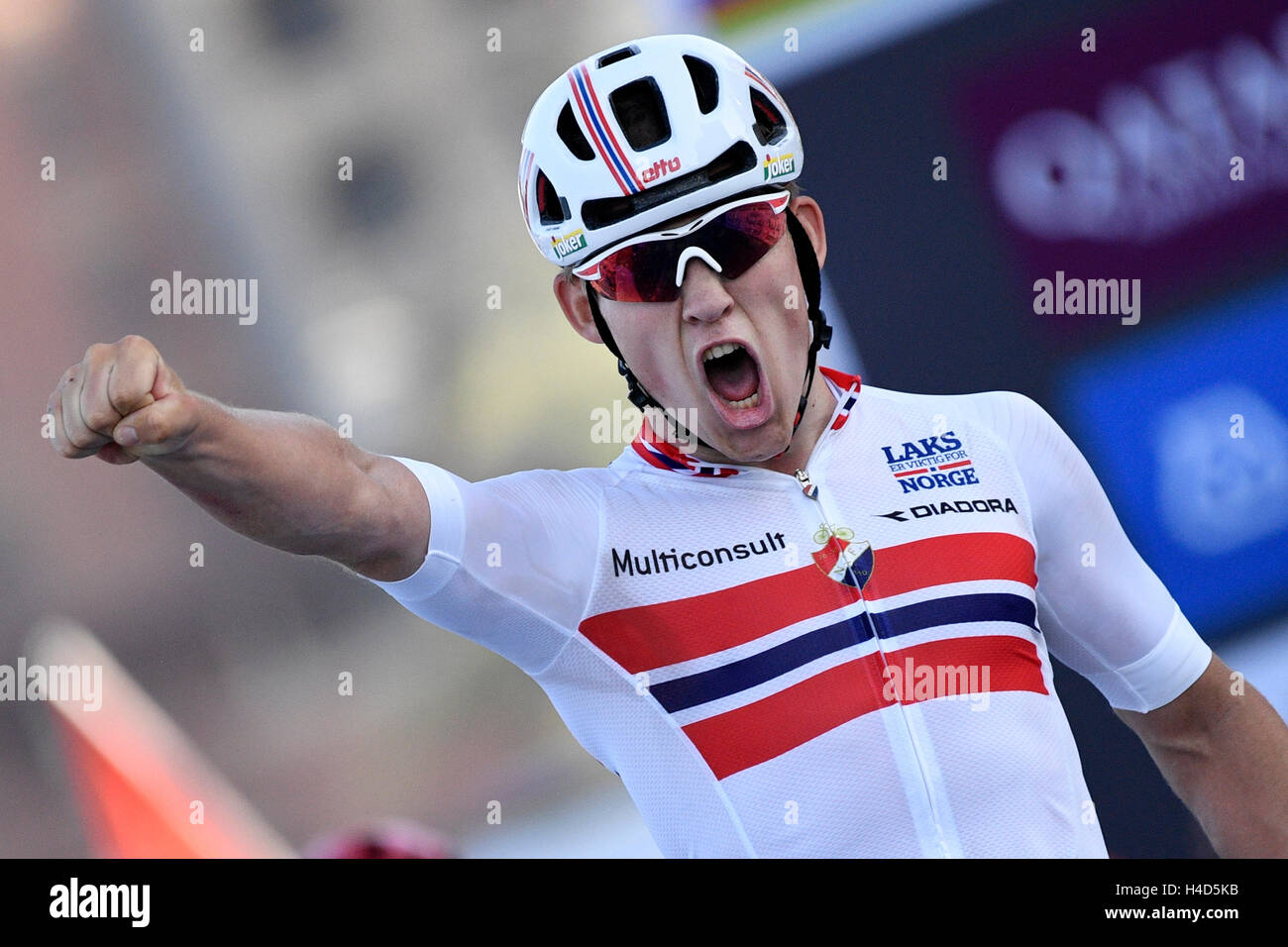 Norwegische Kristoffer Halvorsen feiert als er die Ziellinie überquert um die Männer U23 Straßenrennen bei den 2016 UCI Straßen Rad-WM in Doha, Katar, Donnerstag, 13. Oktober 2016 zu gewinnen. BELGA FOTO YORICK JANSENS Stockfoto