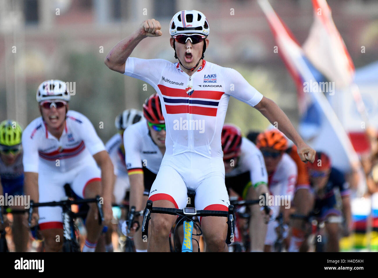 Norwegische Kristoffer Halvorsen feiert als er die Ziellinie überquert um die Männer U23 Straßenrennen bei den 2016 UCI Straßen Rad-WM in Doha, Katar, Donnerstag, 13. Oktober 2016 zu gewinnen. BELGA FOTO YORICK JANSENS Stockfoto