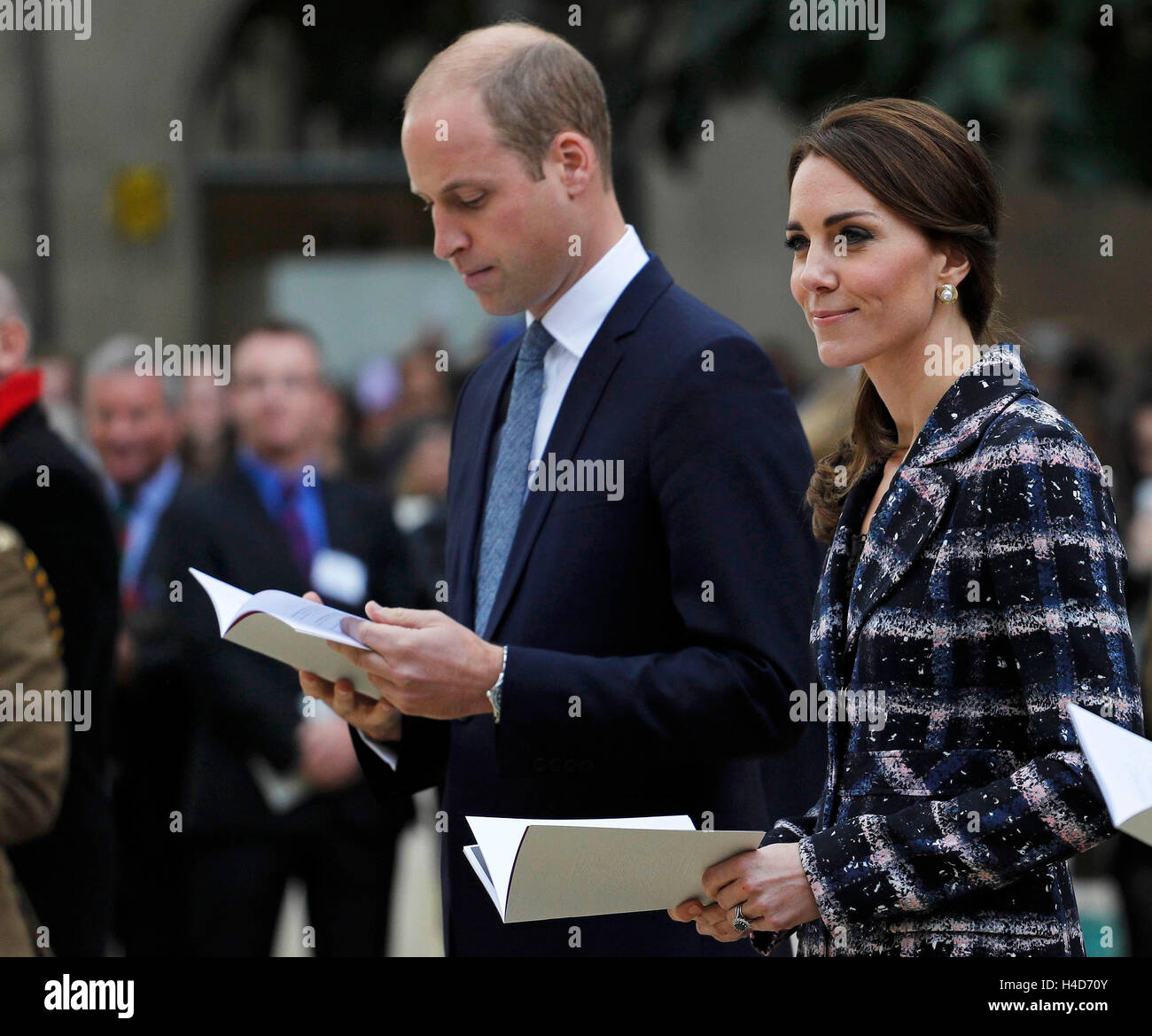 Der Herzog und die Herzogin von Cambridge besuchen eine Pflasterstein-Zeremonie für Victoria-Kreuz-Empfänger an der Manchester-Kenotaph während eines Engagements in Manchester. Stockfoto