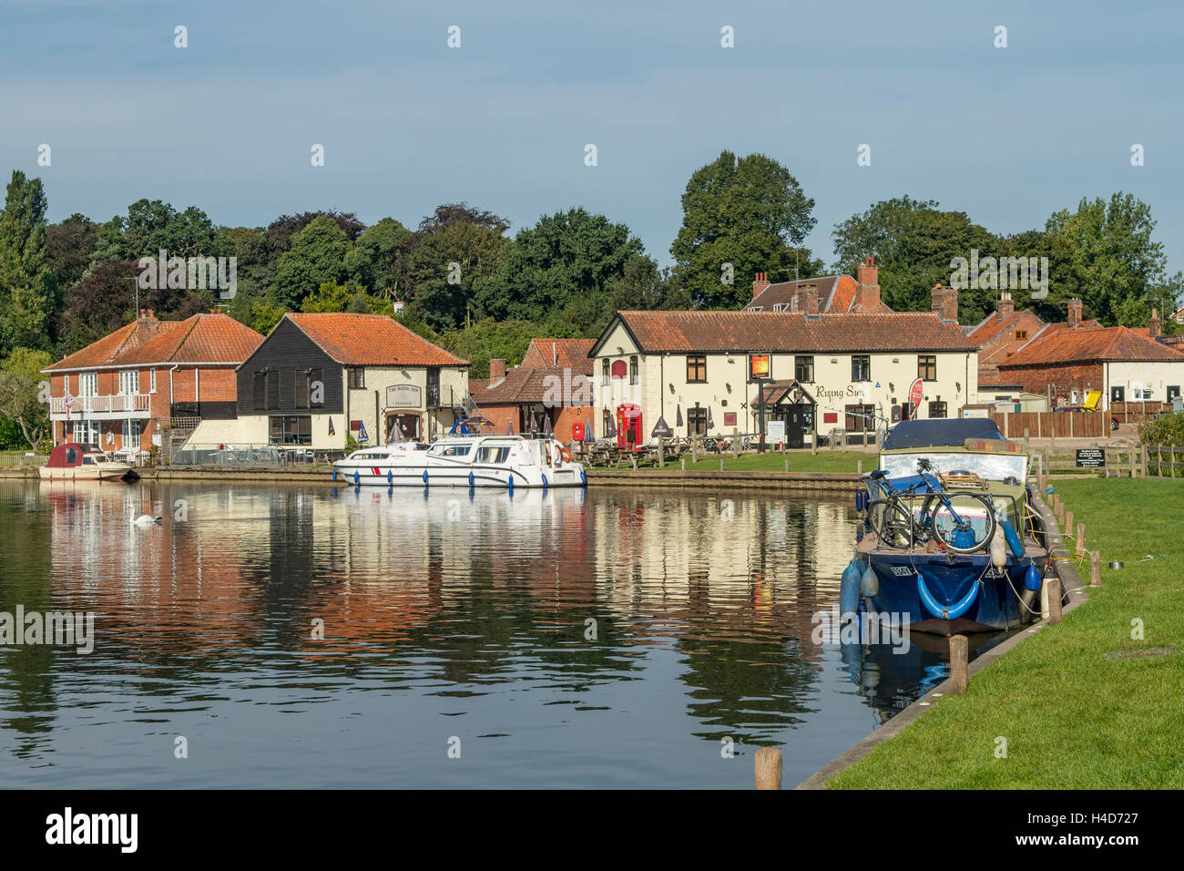 Fluß Bure und Rising Sun Inn, Coltishall, Norfolk, England Stockfoto