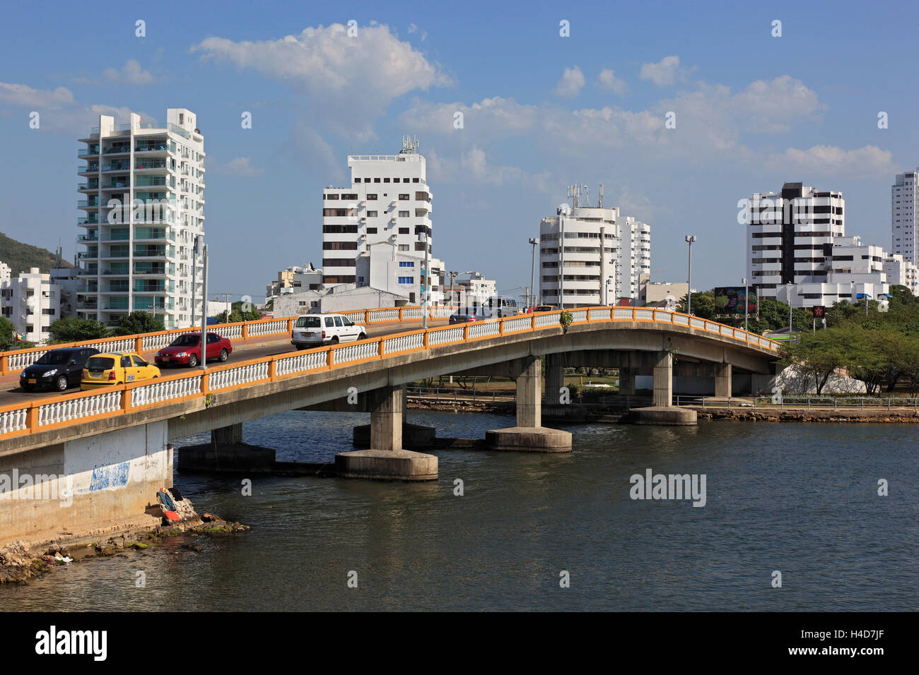 Republik Kolumbien, Departamento Bolívar, Stadt Cartagena de Indias, moderne Hochhäuser, Brücke über die Lagune Stockfoto