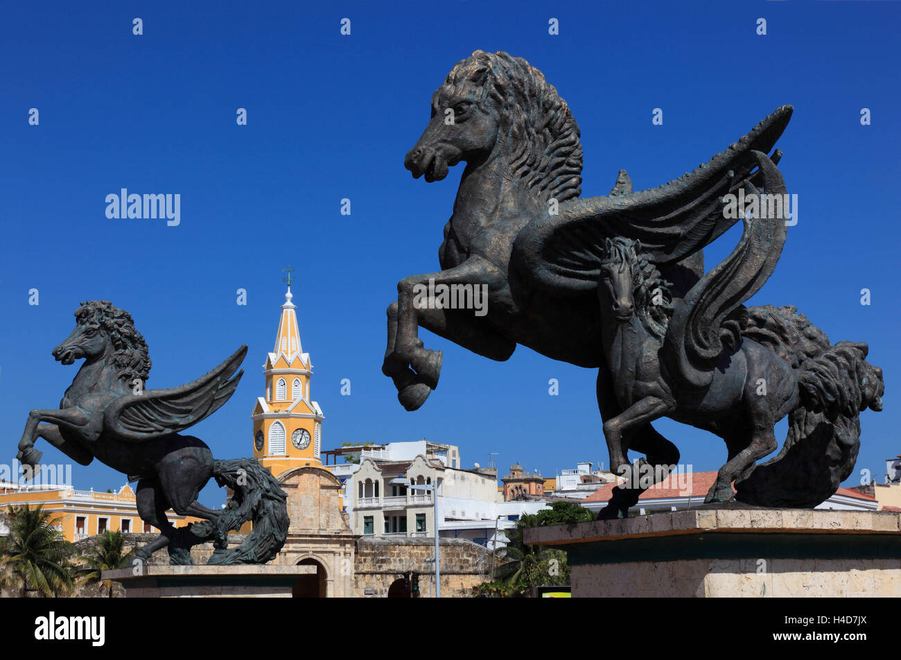 Republik Kolumbien, Departamento Bolívar, Stadt Cartagena de Indias, am Strand Bocagrande, geflügelte Pferd, Statue, vor dem Reloj Turm Stockfoto