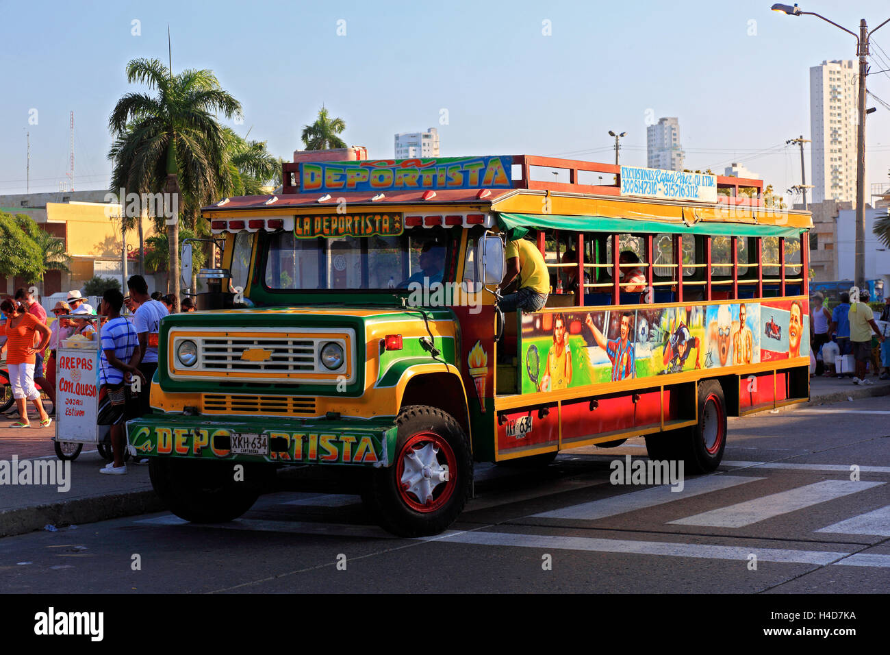 Republik Kolumbien, Departamento Bolivar, Stadt Cartagena de Indias, gemalt hell herkömmlichen bus Stockfoto