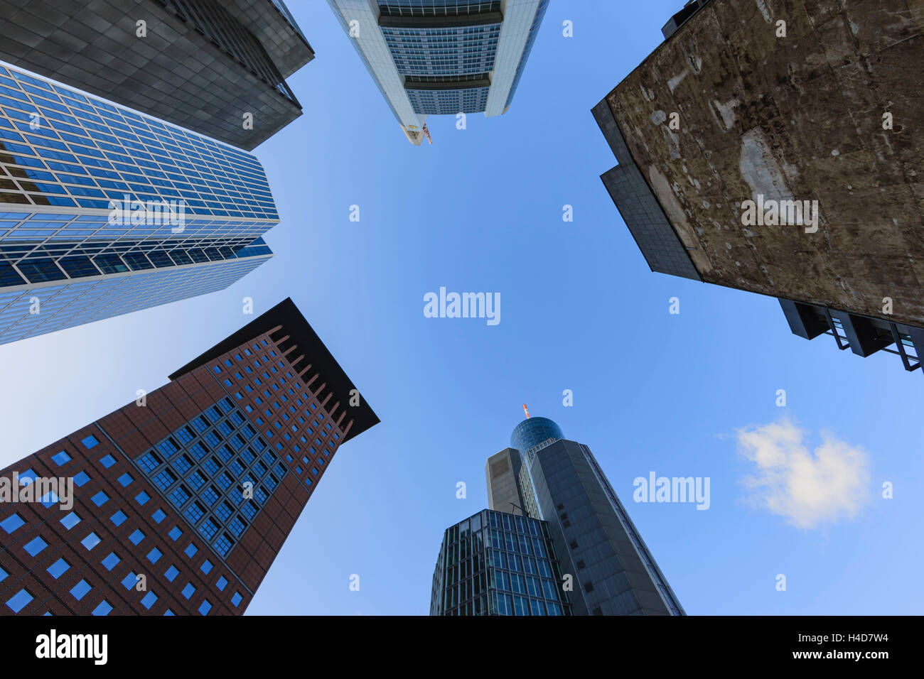 Europa Deutschland Hessen Frankfurt Hohe Erhebt Sich Im Bankenviertel Garten Turm Japan Tower Taunus Turm Commerzbank Deutsche Bank Stockfotografie Alamy