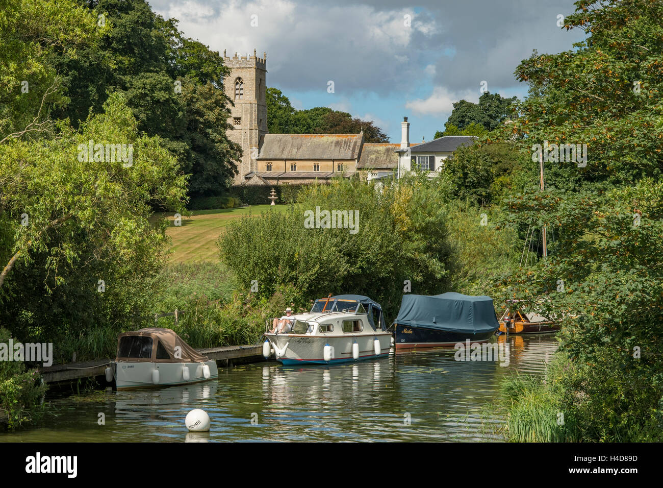 St. Benedikt Kirche und Fluss Bure, Horning, Norfolk, England Stockfoto