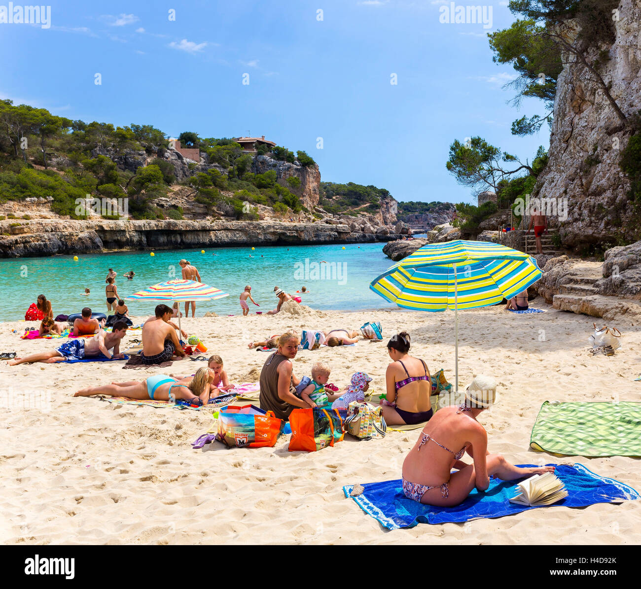 Cala Llombards, Bad Bucht mit Sandstrand Küste südlich der Insel Mallorca, Balearen, Spanien, Europa Stockfoto
