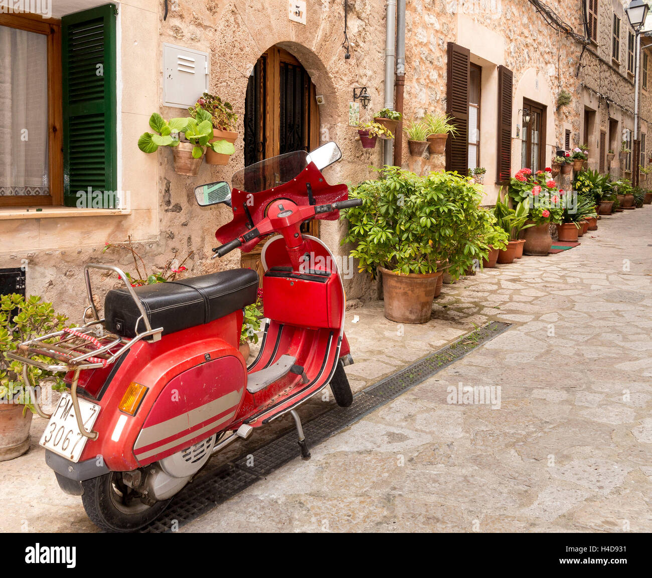 Ein Motorroller in einer Gasse, Valldemossa, Insel Mallorca, Balearen, Spanien, Europa Stockfoto