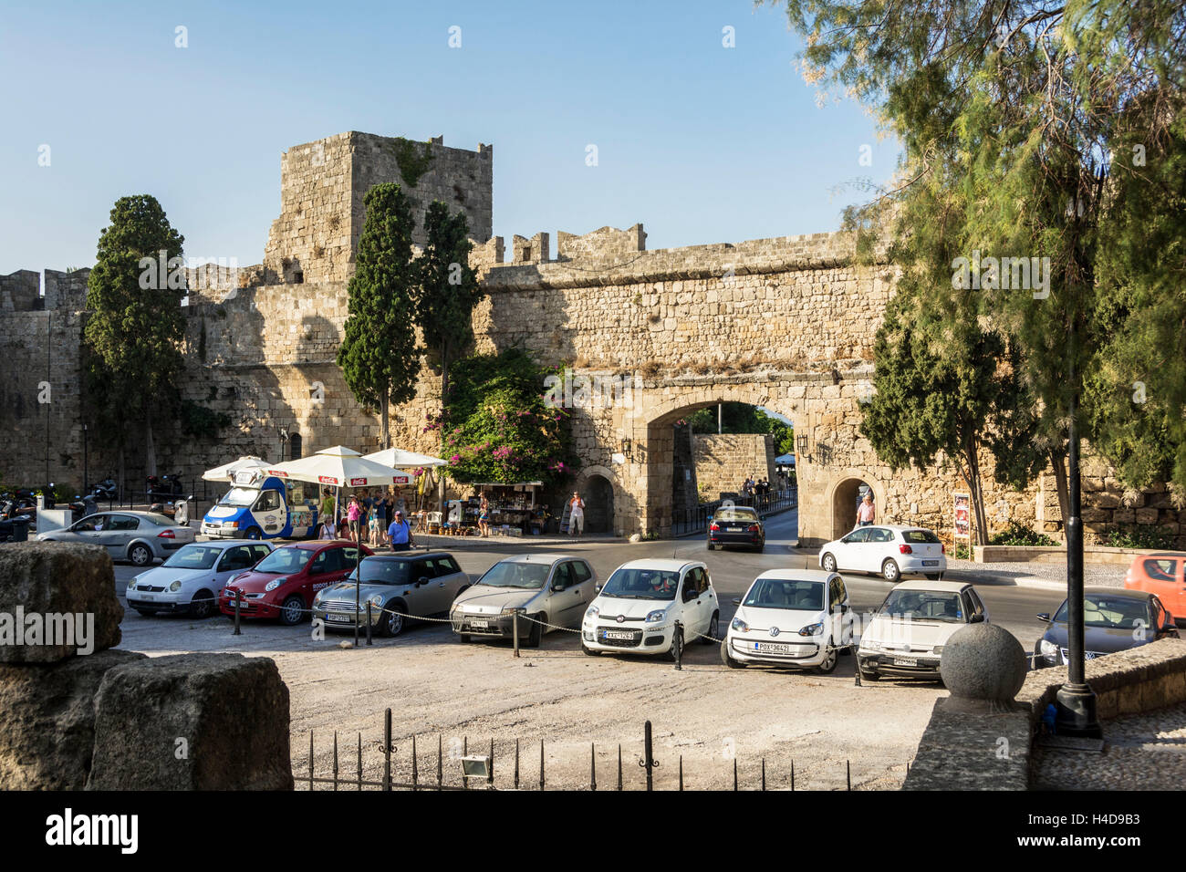 Rhodos, Stadtmauer mit Elefterias Ziel Stockfoto