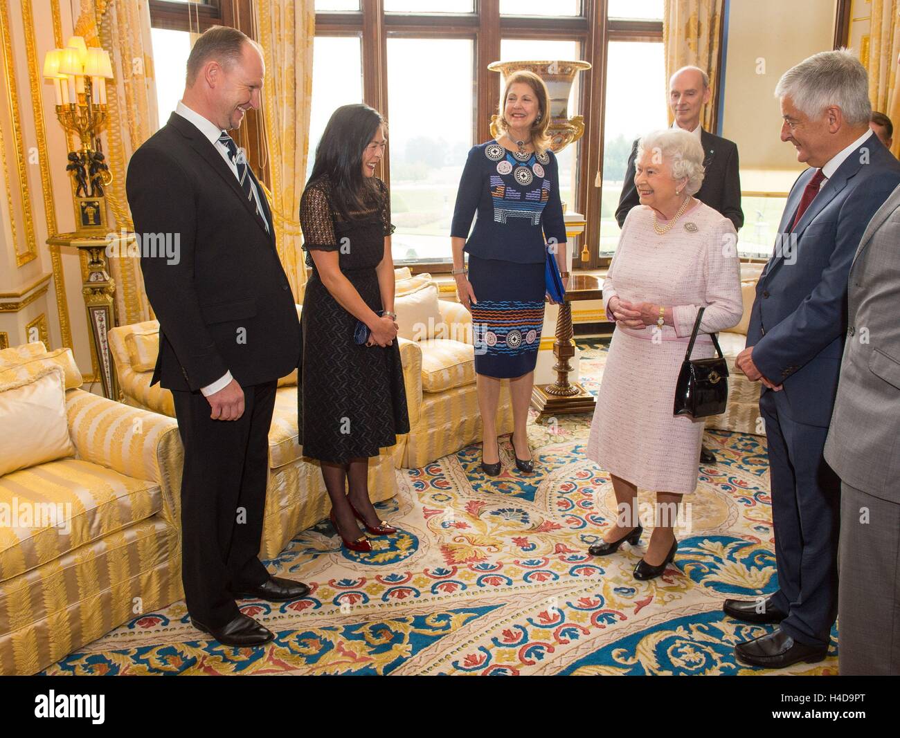 Königin Elizabeth II trifft (von links nach rechts) Künstler Henry Ward und seine Frau neben Roten Kreuzes Vizepräsident Maria Shammas (Mitte) bei der Enthüllung eines Porträts von ihr von dem britischen Künstler, Markierung sechs Jahrzehnte der Schirmherrschaft an das britische Rote Kreuz, die in Windsor Castle in Berkshire vorgestellt worden. Stockfoto