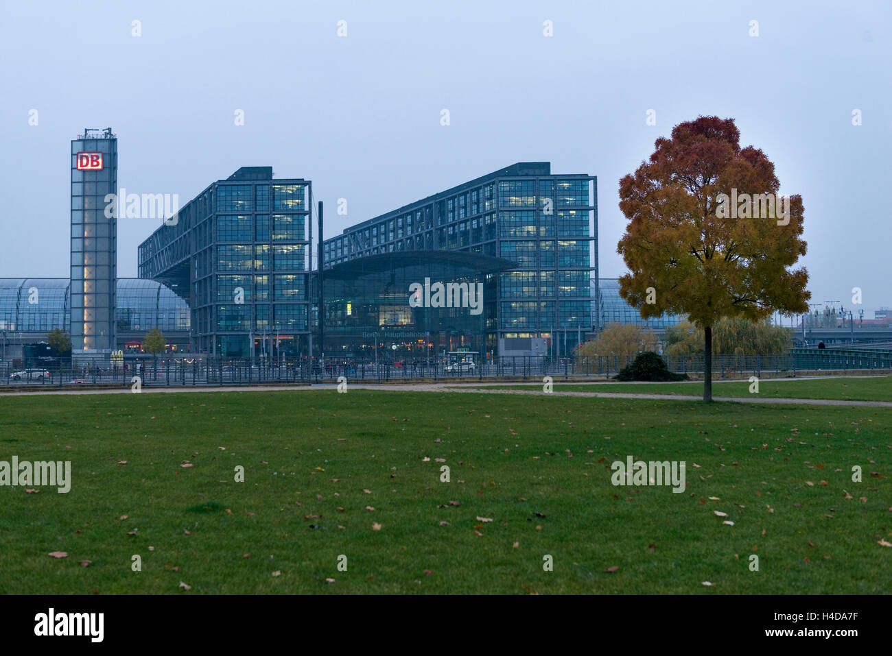 Deutschland, Berlin, Park in der central station Stockfoto