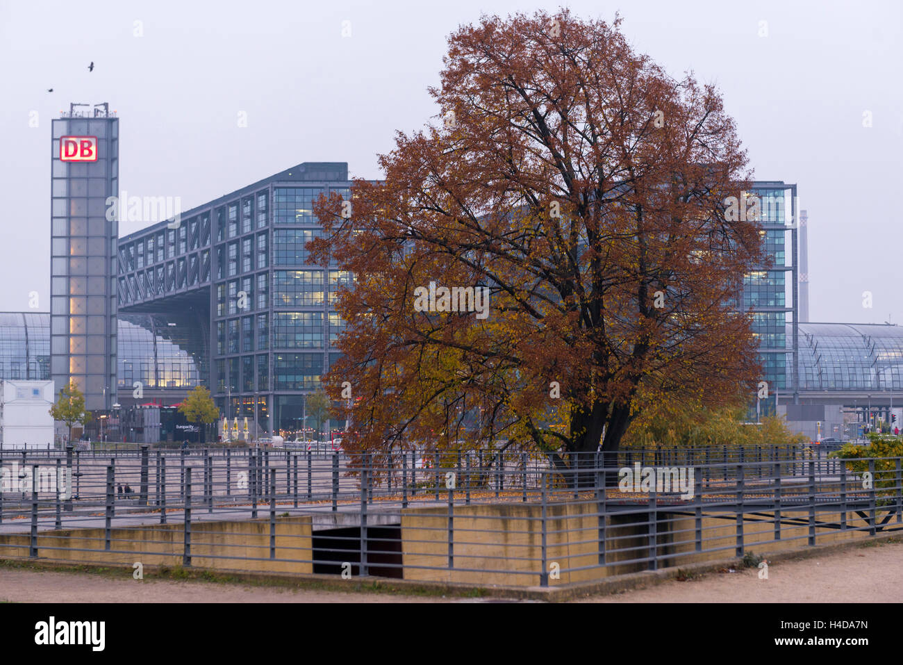 Deutschland, Berlin, in der central station Stockfoto