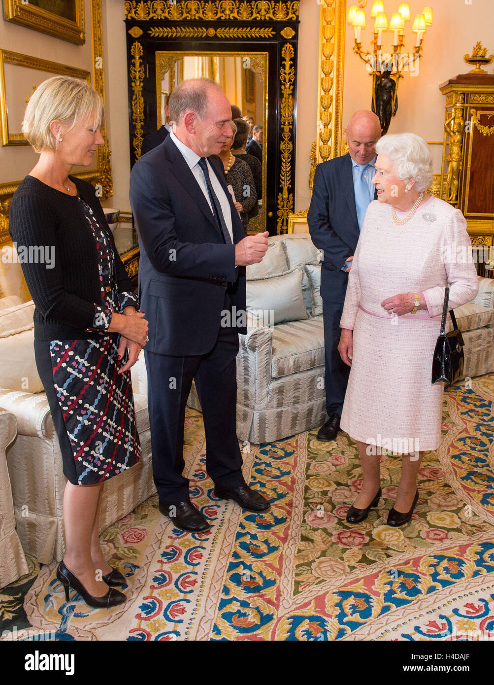 Königin Elizabeth II trifft Sir Roger de Haan und Lady de Haan, bei der Enthüllung eines Porträts von ihr des britischen Künstlers Henry Ward, Markierung sechs Jahrzehnte der Schirmherrschaft an das britische Rote Kreuz, die in Windsor Castle in Berkshire vorgestellt worden. Stockfoto