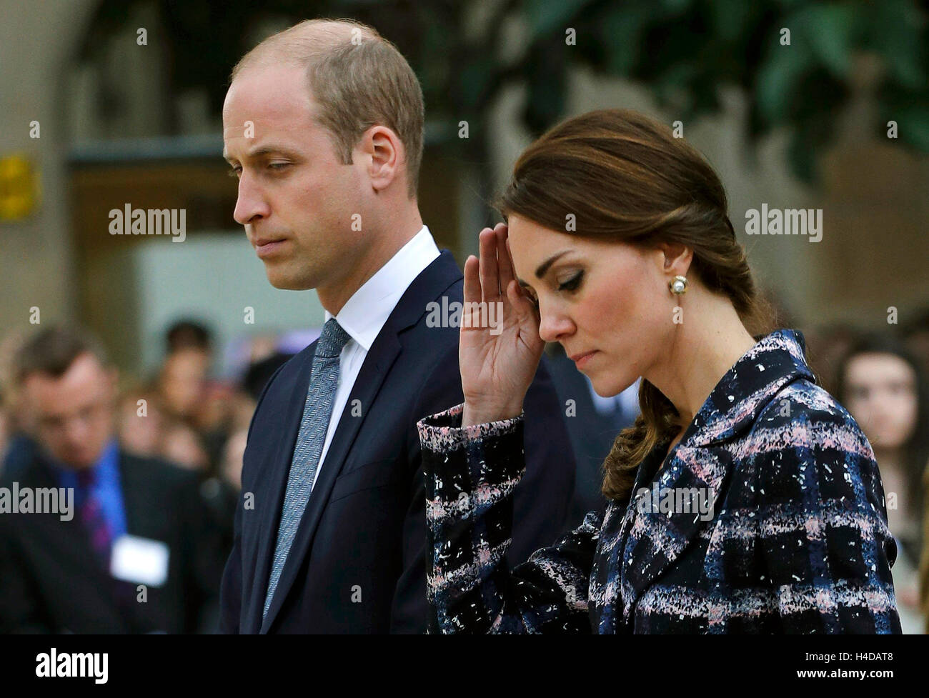 Der Herzog und die Herzogin von Cambridge besuchen eine Pflasterstein-Zeremonie für Victoria-Kreuz-Empfänger an der Manchester-Kenotaph während eines Engagements in Manchester. Stockfoto