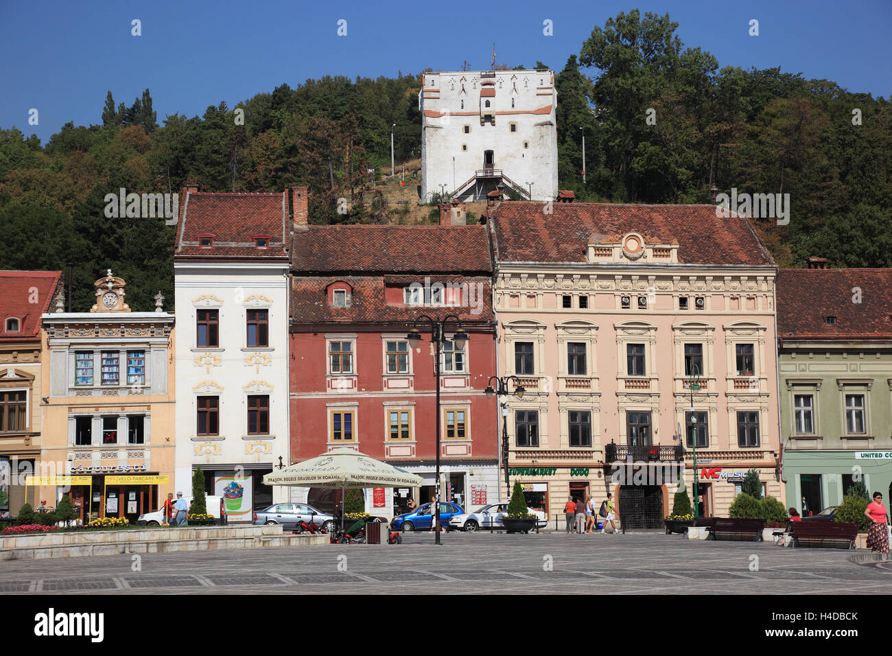 Anzeigen der Marktplatz, Piata Sfatului, dem weißen Turm, Brasov, Kronstadt, Siebenbürgen, Rumänien Stockfoto