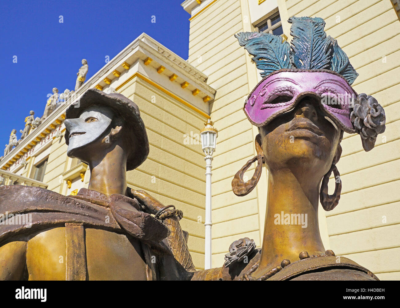 Statuen am mazedonischen Nationaltheater in Skopje. Stockfoto
