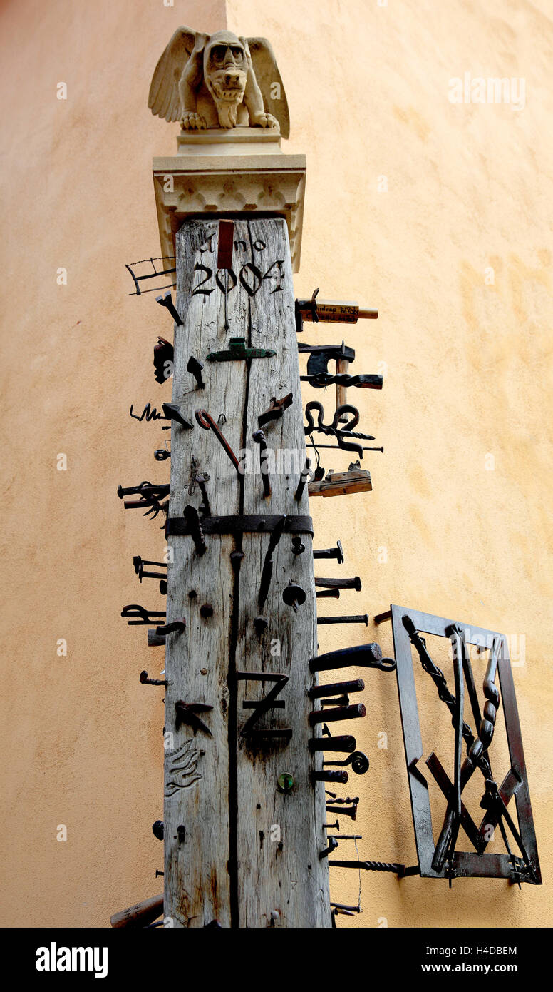 Holzbalken mit Gilde Figur vor der Unterkunft Tischler auf die Rollen, Sibiu, Rumänien Stockfoto