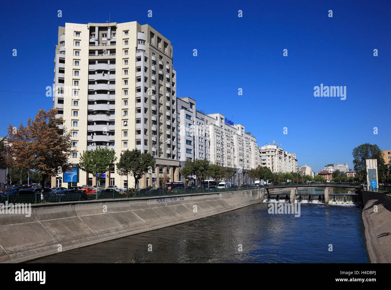 Wohnhäuser in der Dambovita in der Splaiul Independentei, Bukarest, Rumänien Stockfoto