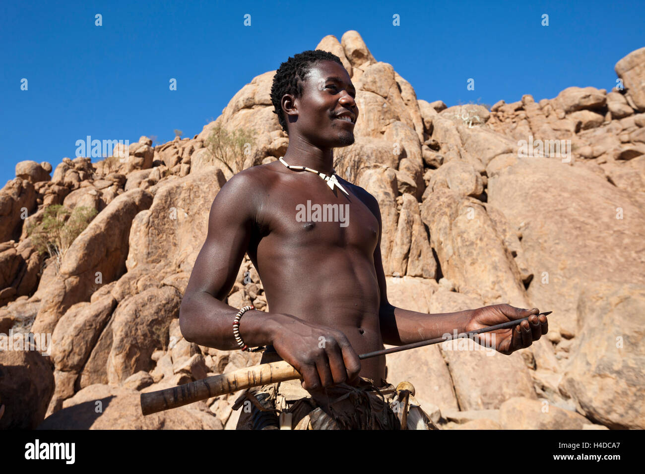Afrikanischer Jäger von Damara Menschen bleibt in der Nähe der Hütte im Dorf in Namibia, Südafrika Stockfoto