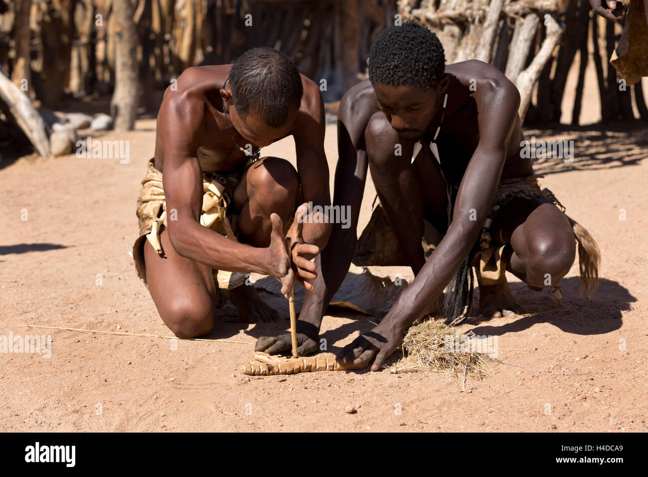 Afrikanischer Mann Feuer machen in der traditionellen Weise, Südafrika Stockfoto