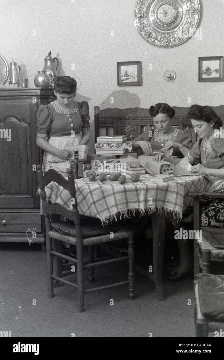 Mutterschutz des Musterbetriebs Wilhelm Plum in München Gladbach, Deutsches Reich 1941. Mitarbeiter des Modells Pflanzen Wilhelm Plum in München Gladbach Deutschland 1941. Stockfoto