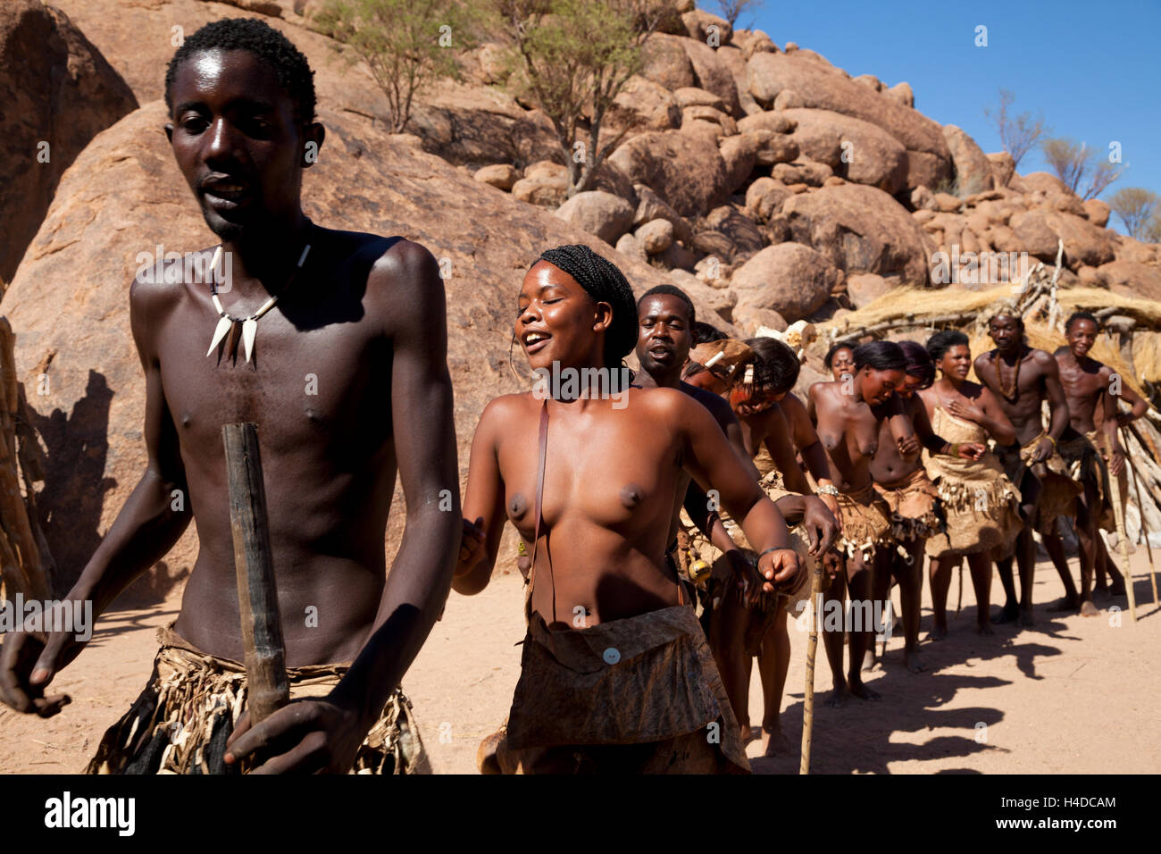 Damara-Menschen, die Durchführung einer traditionellen Tanz im Kulturdorf im Damaraland Bezirk in Namibia, Südafrika Stockfoto