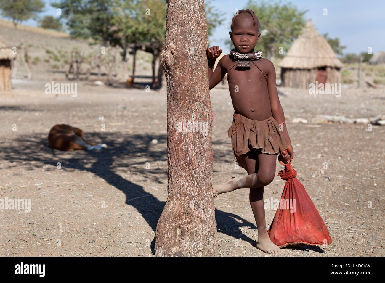 Porträt der Himba-Mädchen ins Dorf in der Nähe von Opuwo Stadt in Namibia, Südafrika Stockfoto
