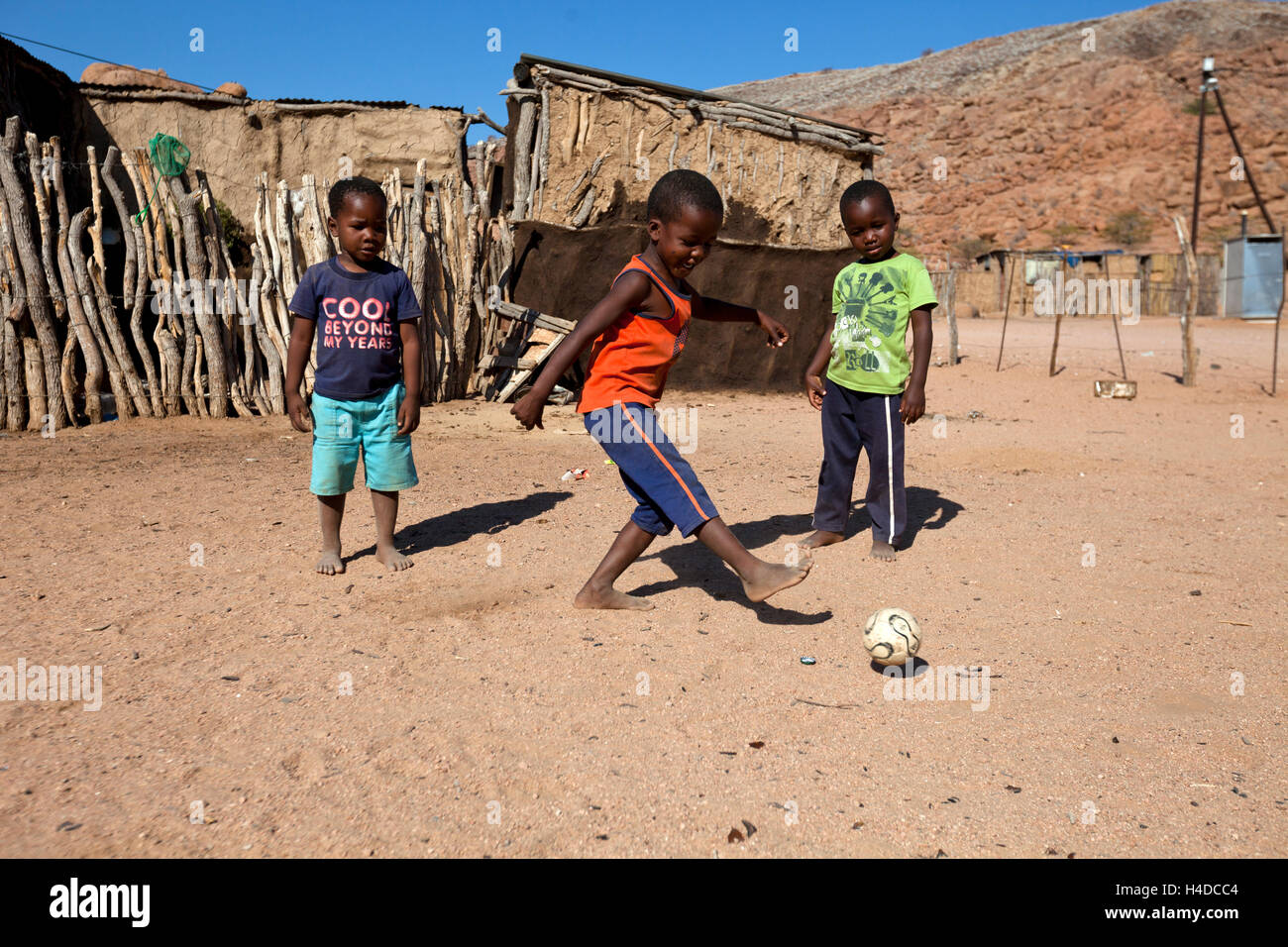 Nicht identifizierte afrikanischen jungen spielen Fußball in Damaraland Dorf in Namibia, Südafrika Stockfoto