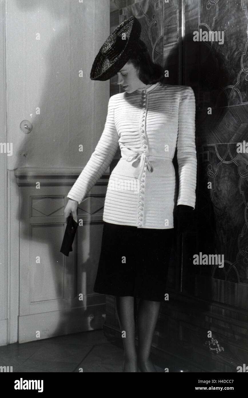 Ein Modell Bei der Anprobe Eines Kleides der Berliner Modeschöpfer Nina Carell Und Heinz Schulze-Bibernell, Deutschland ca. 1939. Ein Modell, das versucht einer Kleid von Mode-Designerin Nina Carell und Heinz Schulze-Bibernell, Deutschland ca. 1939. Stockfoto