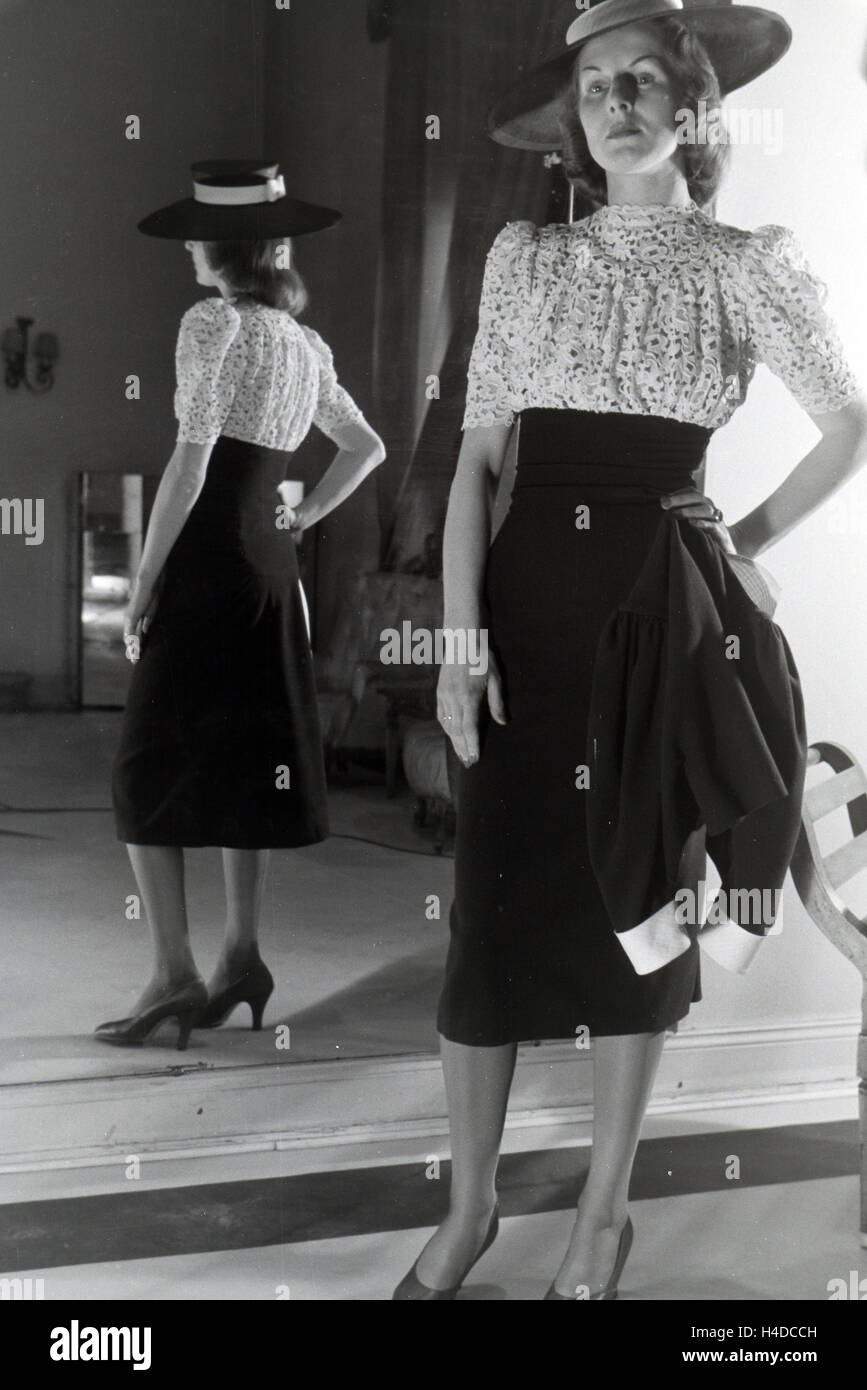 Ein Modell Bei der Anprobe Eines Kleides der Berliner Modeschöpfer Nina Carell Und Heinz Schulze-Bibernell, Deutschland ca. 1939. Ein Modell, das versucht einer Kleid von Mode-Designerin Nina Carell und Heinz Schulze-Bibernell, Deutschland ca. 1939. Stockfoto