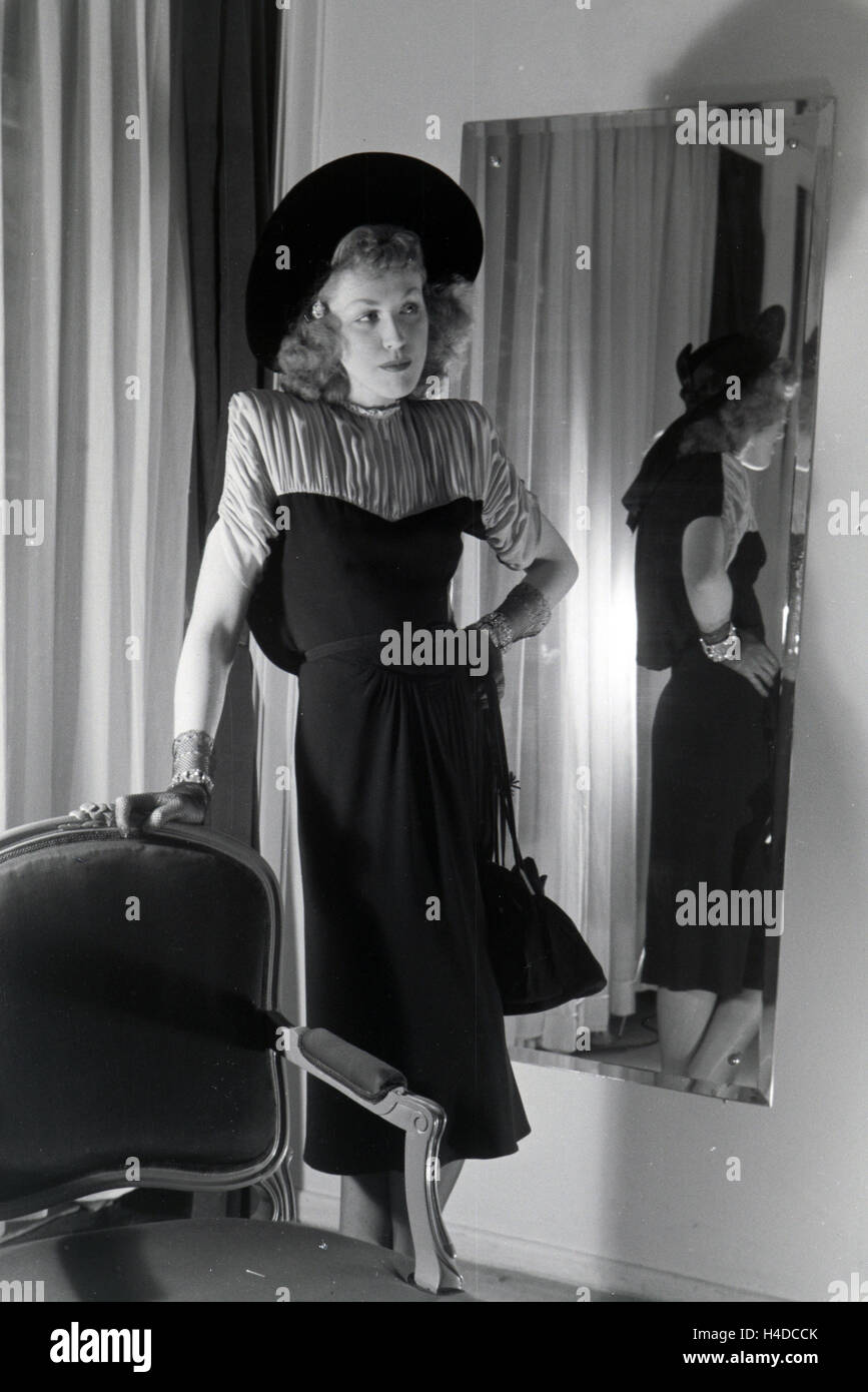 Ein Modell Bei der Anprobe Eines Kleides der Berliner Modeschöpfer Annemaria Geise Und Hilda Romatzki, Deutschland ca. 1939. Ein Modell, das versucht einer Kleid von Mode-Designer Annemaria Geise und Hilda Romatzki, Deutschland ca. 1939. Stockfoto