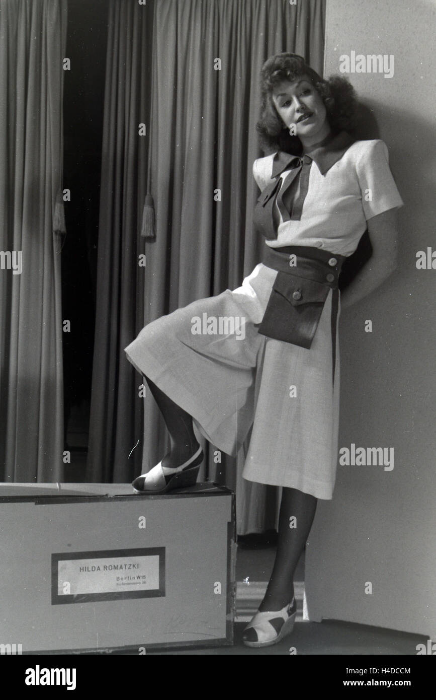 Ein Modell Bei der Anprobe Eines Kleides der Berliner Modeschöpferin Hilda Romatzki, Deutschland ca. 1939. Ein Modell, das versucht einer Kleid von Mode-Designer Hilda Romatzki, Deutschland ca. 1939. Stockfoto