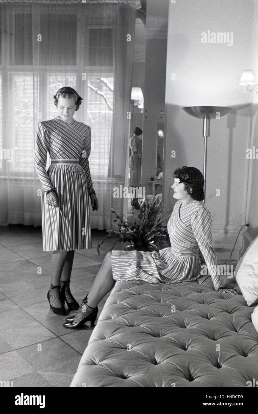 Zwei Modelle Bei der Anprobe von Kleidern von Modeschpferin Annemaria Geise; Deutschland ca. 1939. Zwei Modelle Kleider von Mode-Designer Annemaria Geise versuchen; Deutschland ca. 1939. Stockfoto