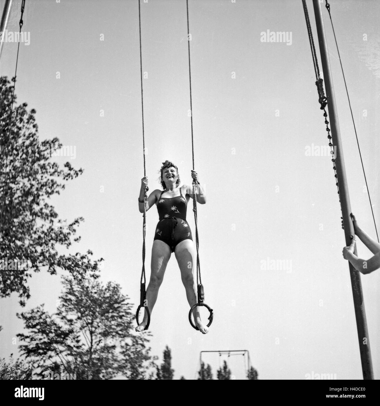 Eine Frau wiederum eine Einem Strang Im Schwimmbad in Bad Rippoldsau-Schapbach Im Schwarzwald, Deutschland, 1930er Jahre. Eine Frau, Gymnastik am Strand ein öffentliches Schwimmbad in Bad Rippoldsau-Schapbach im Schwarzwald, Deutschland der 1930er Jahre zu tun. Stockfoto