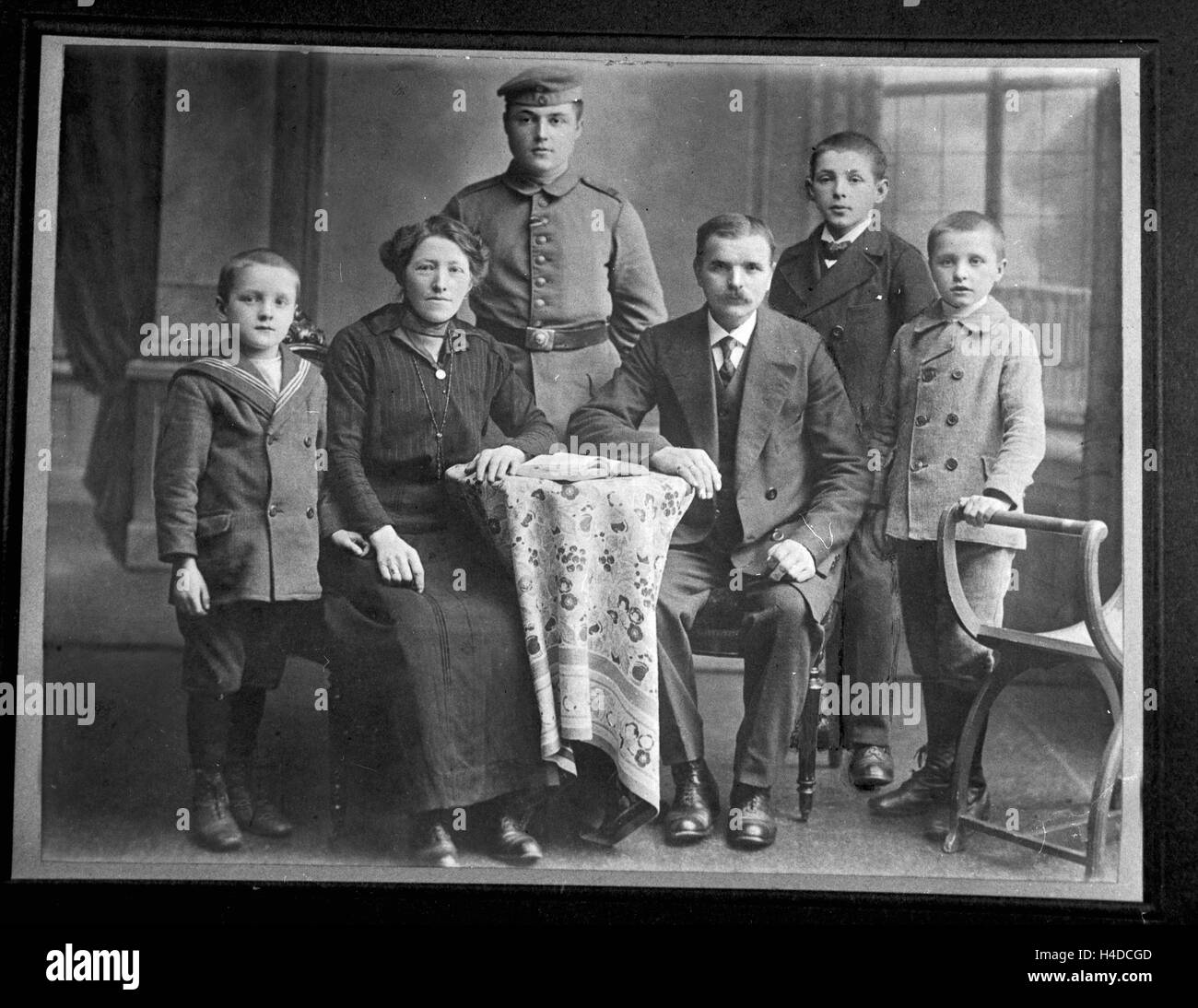 Reproduktion Eines Fotos: Familienfoto aus Höhle 1910er Jahren, 1930er Jahre Deutschland. Reproduktion einer Fotografie: Familie aus den 1910er Jahren Deutschland der 1930er Jahre. Stockfoto