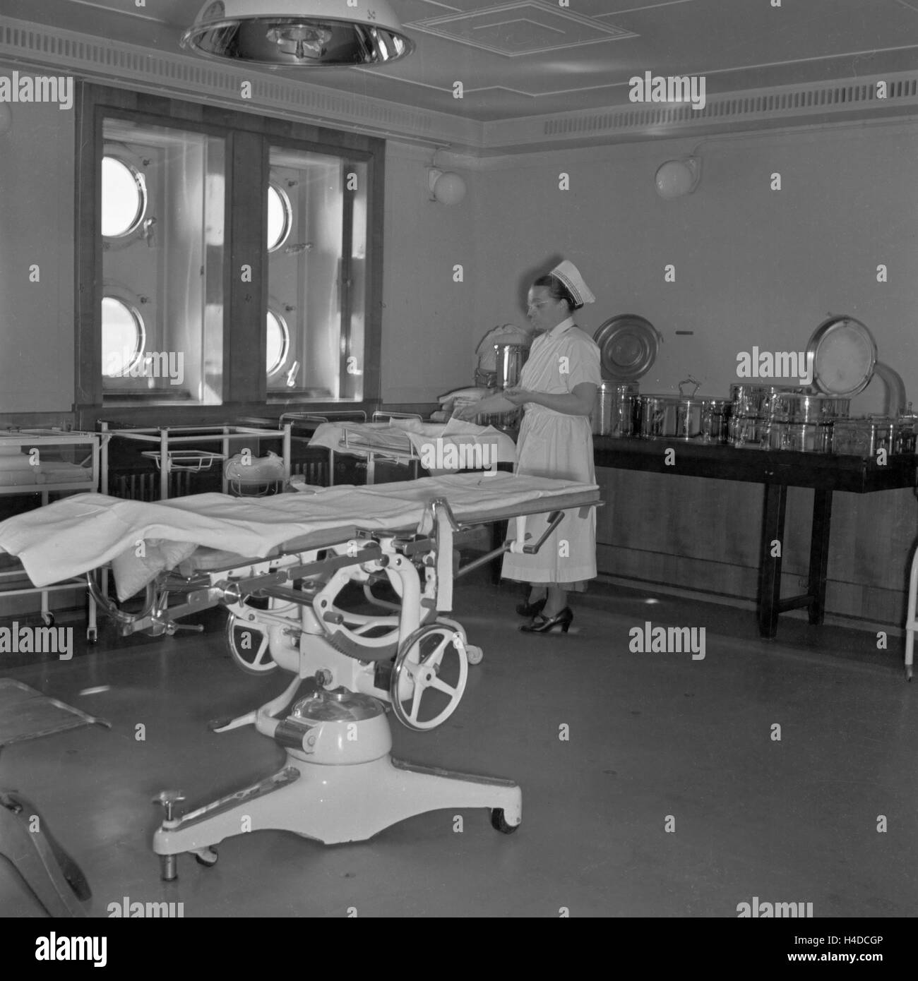 OriginalBildunterschrift Die Oberschwester Bei Arbeiten Im Operationssaal Auf der "Wilhelm