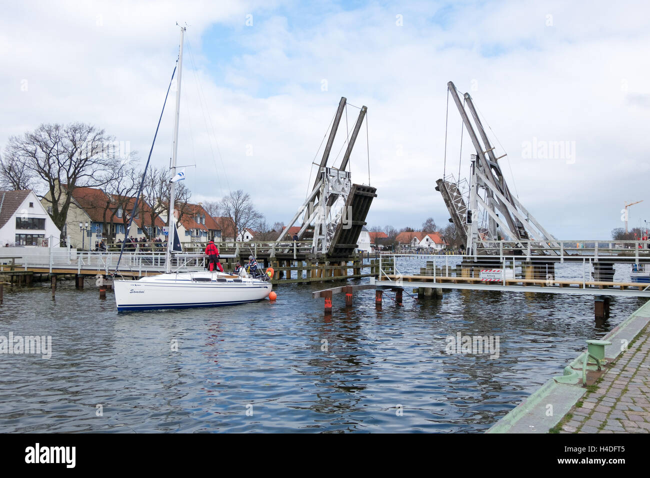 WIECK, Deutschland - 2. April 2015: Historische Klappbrücke in Wieck (Greifswald), Mecklenburg-Vorpommern, Deutschland Stockfoto