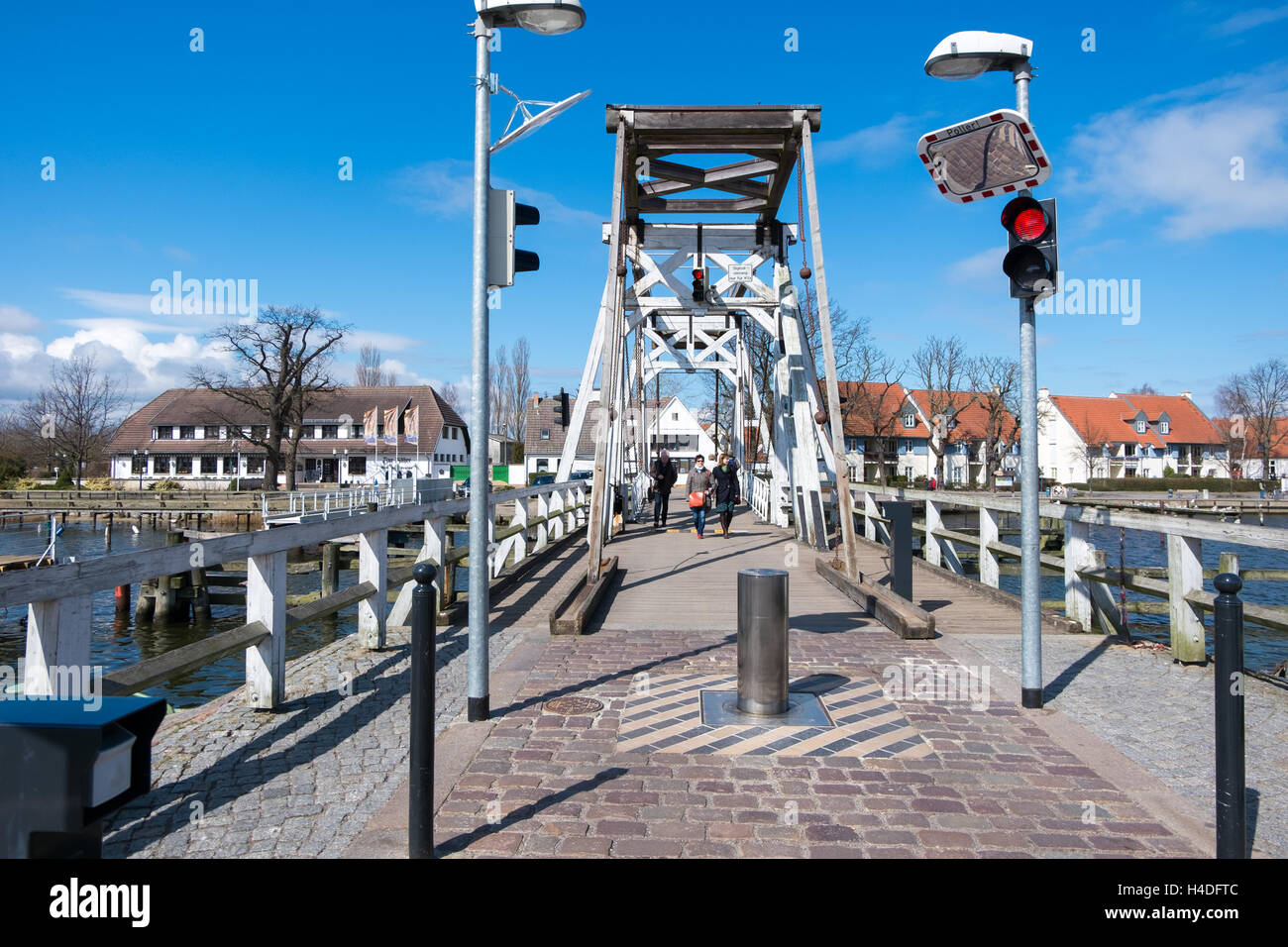 WIECK, Deutschland - 2. April 2015: Historische Klappbrücke in Wieck (Greifswald), Mecklenburg-Vorpommern, Deutschland Stockfoto