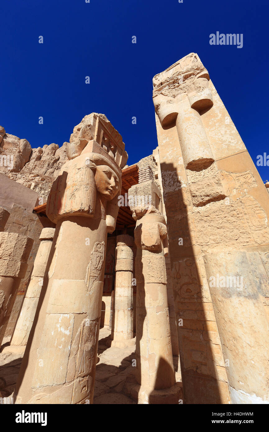 Teil der Tempelanlage, Säule mit Kopf auf Totentempel Hatschepsut, Hatschepsut-Tempel in Deir el-Bahari am westlichen Ufer des Nil in Theben, Oberägypten, Ägypten, Afrika, Stockfoto