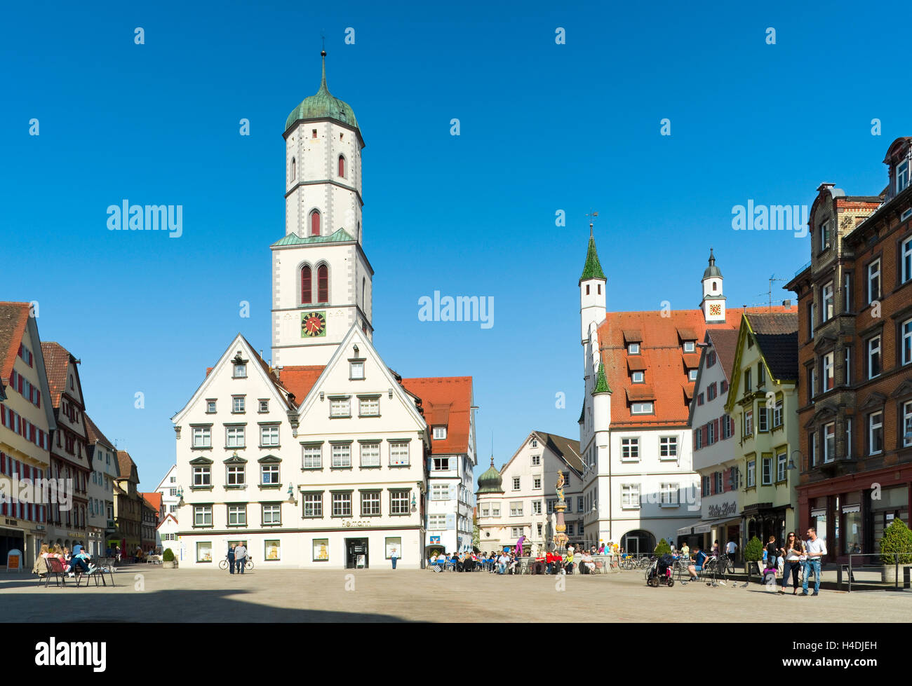 Deutschland, Baden-Württemberg, Biberach, Marktplatz mit Patrizierhäusern, Turm der gotischen Stadtpfarrkirche St. Martin, auf der rechten Seite "neue Rathaus" von 1503 Stockfoto