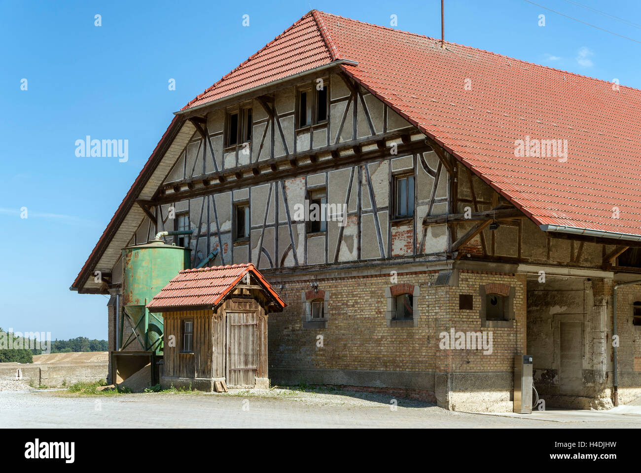 Deutschland, Baden-Wurttemberg, Heimat Laup, Bauernhof mit teilweise Walmdach mit dem Schloss Hause Grosslaup, Stockfoto