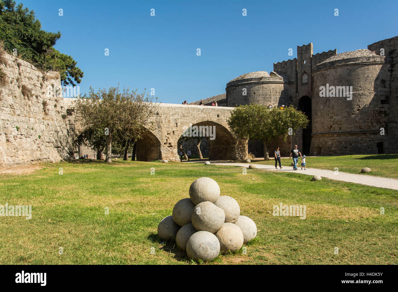 Rhodos, Stadtmauer mit Großmeisterpalast Stockfoto