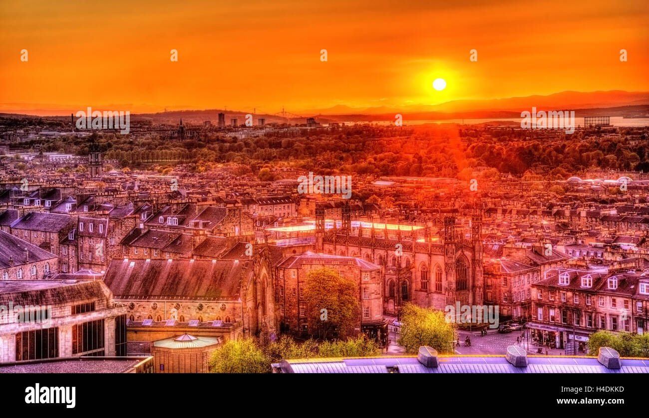 Sonnenuntergang über Edinburgh vom Calton Hill - Schottland gesehen Stockfoto