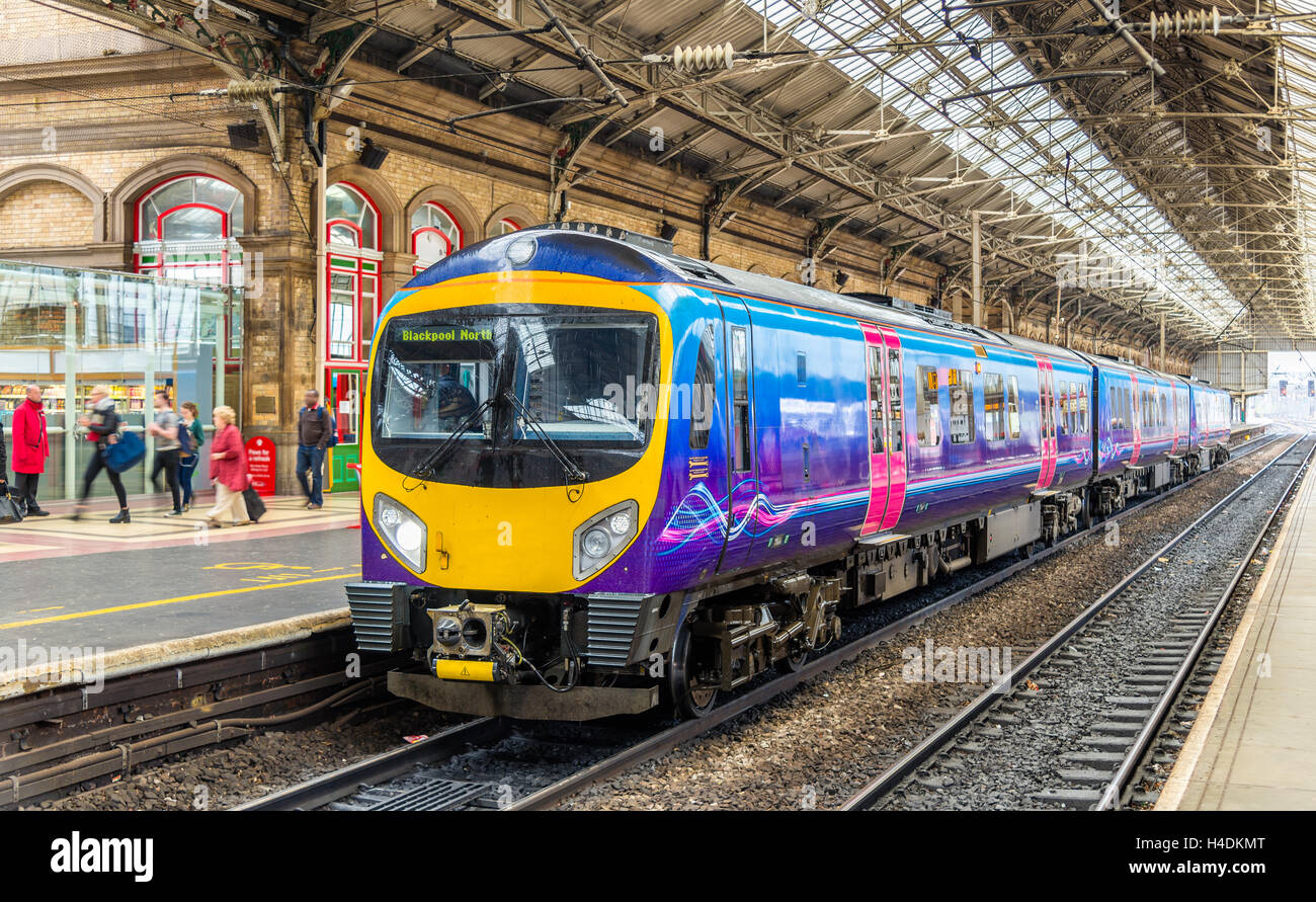 Nahverkehrszug in Preston Station - England Stockfoto